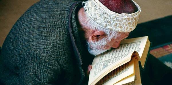 Kecerobohan salafi tentang hukum mencium Al-Quran